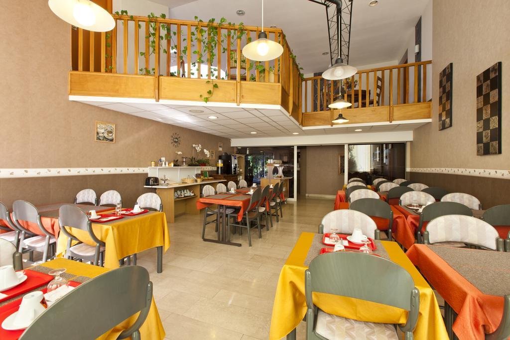 Cit'Hotel Du Circuit Маньї-Кур Екстер'єр фото