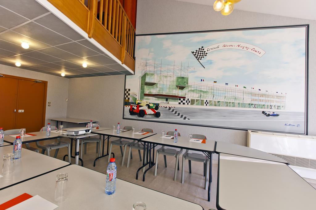 Cit'Hotel Du Circuit Маньї-Кур Екстер'єр фото