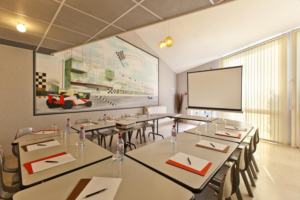 Cit'Hotel Du Circuit Маньї-Кур Екстер'єр фото