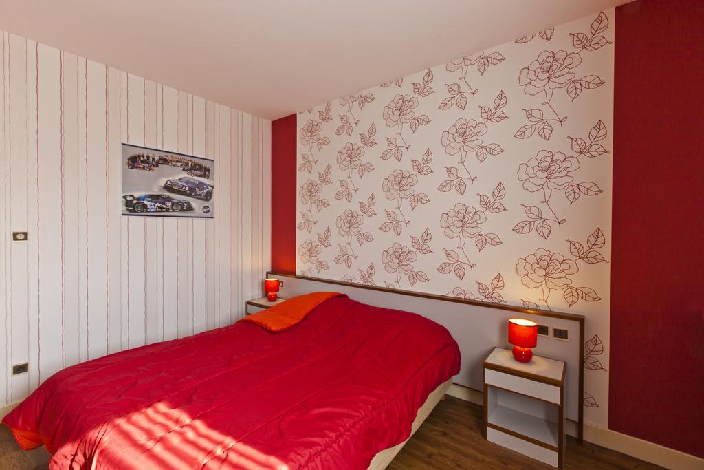 Cit'Hotel Du Circuit Маньї-Кур Екстер'єр фото