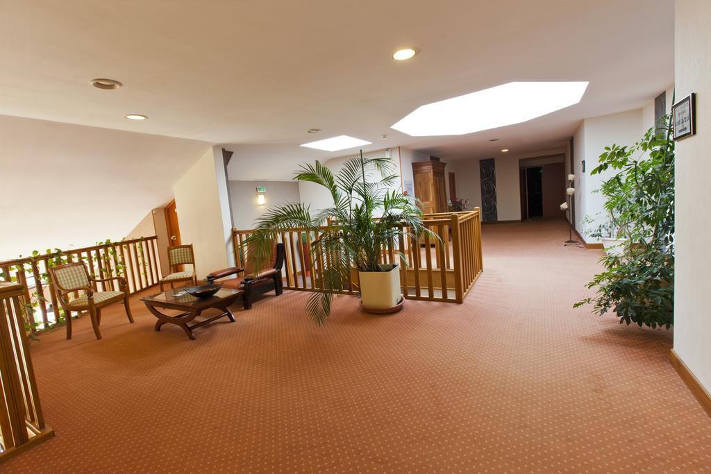 Cit'Hotel Du Circuit Маньї-Кур Екстер'єр фото