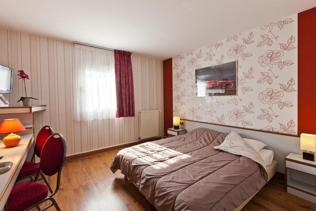 Cit'Hotel Du Circuit Маньї-Кур Екстер'єр фото