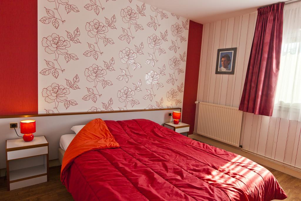 Cit'Hotel Du Circuit Маньї-Кур Екстер'єр фото