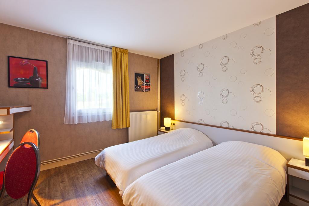 Cit'Hotel Du Circuit Маньї-Кур Екстер'єр фото