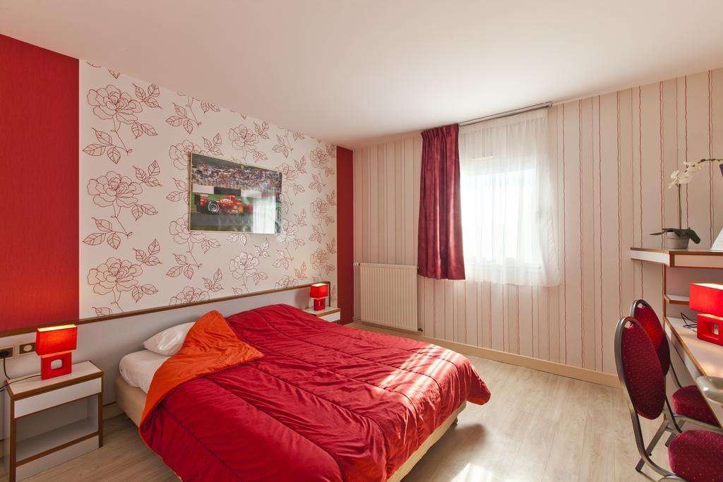 Cit'Hotel Du Circuit Маньї-Кур Екстер'єр фото